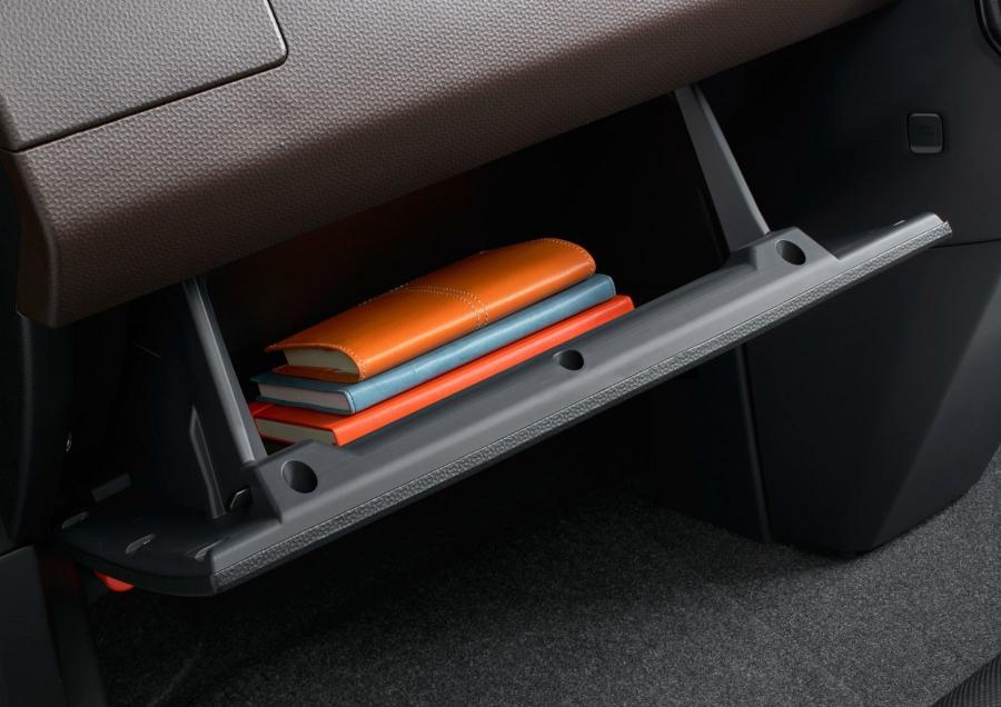 Детали интерьера Toyota Roomy 2016 года  (фото 14 из 28)